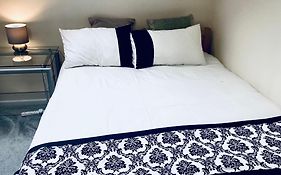 Charming Entire 2-Bedroom House In Milton Keynes